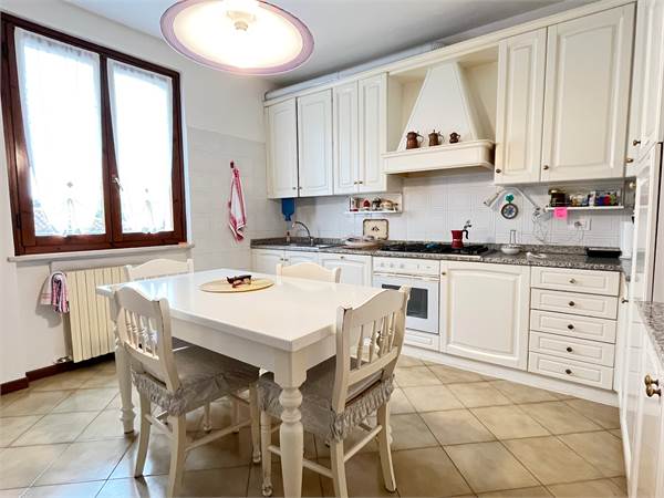 Villa bifamiliare con giardino privato
