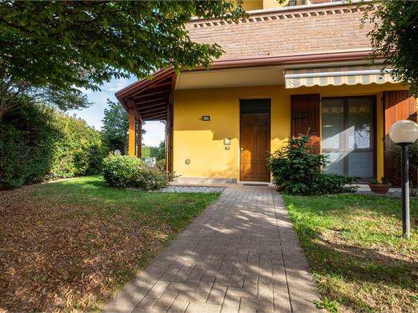 Villa angolare con quattro camere da letto