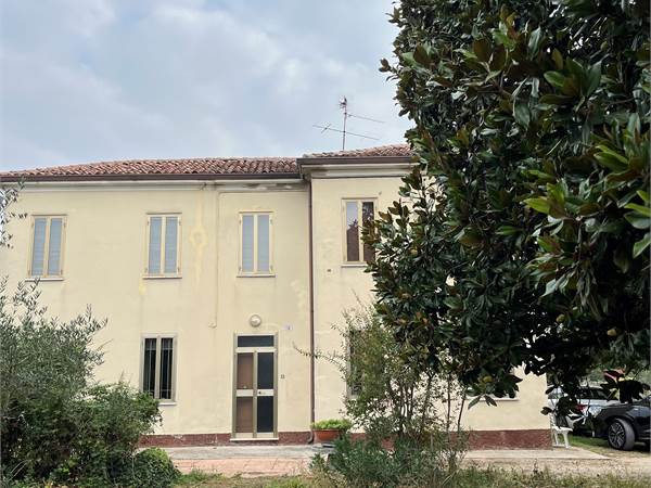 Villa singola da ristrutturare con ampio giardino