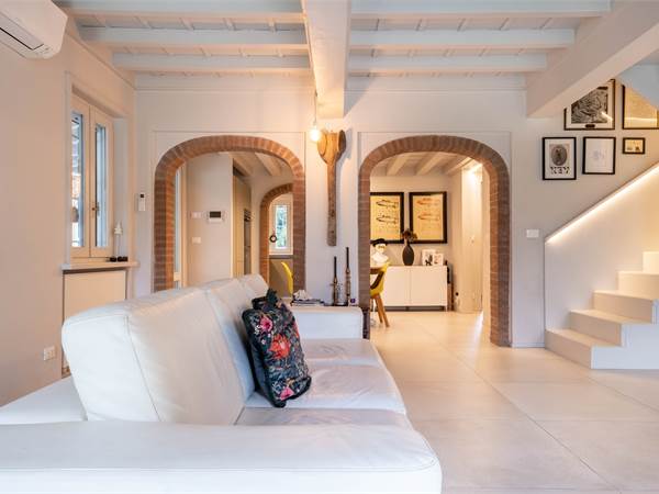 Casale ristrutturato comeB&B con residenza annessa