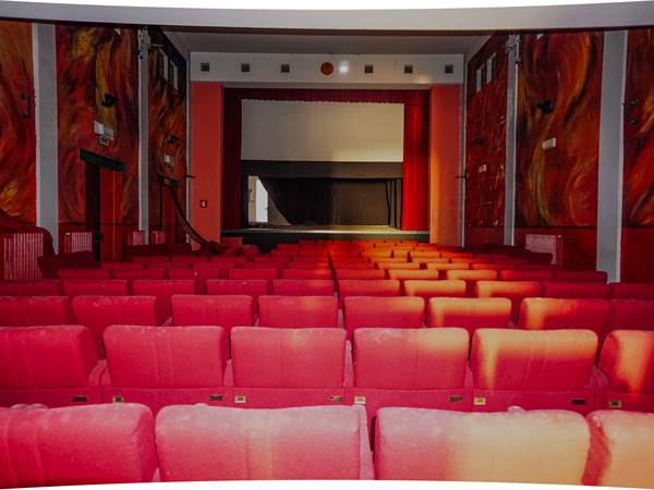 Stabile ex teatro e cinema nel cuore della città