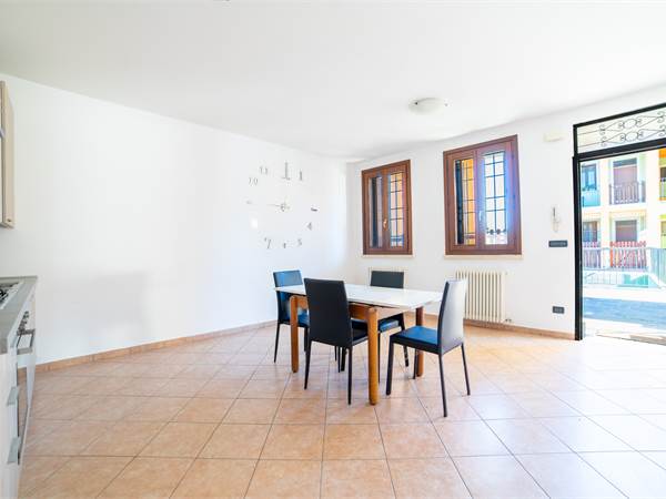 Trilocale con giardino privato e autorimessa