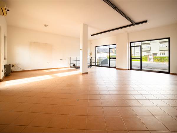 Spazio commerciale con vetrine ed alta visibilità