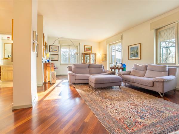 Luminoso appartamento con 3 camere, studio e garage