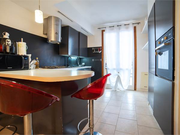 Appartamento con terrazzo abitabile e posto auto coperto