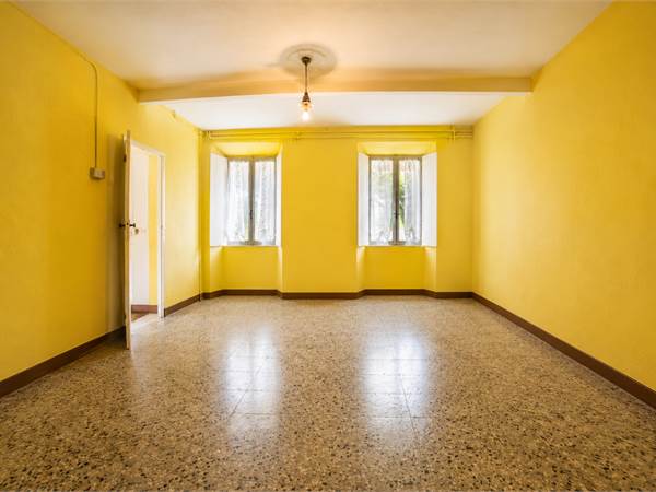 Bilocale da ristrutturare con cortiletto privato