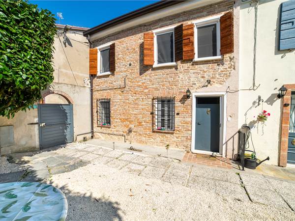 Due case indipendenti con garage, nel fascino di una corte