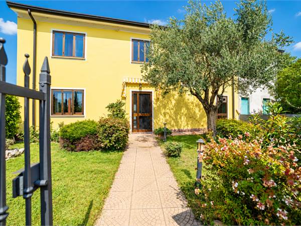 Casa bifamiliare con 4 letto e rustico su due livelli